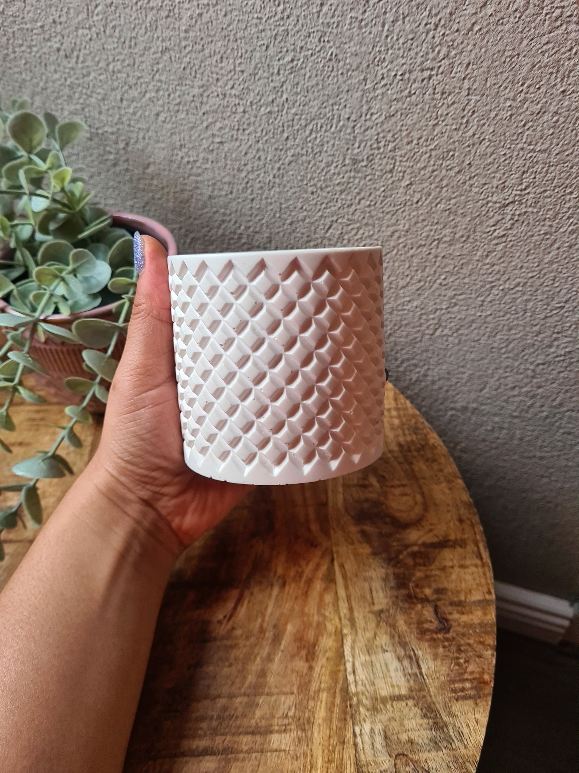 witte grote pennenbak van jesmonite milieuvriendelijke hars handgemaakt